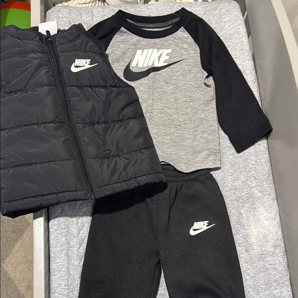 Nike Infant Black and Gray Outfit Set